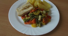 Grilované rybí file, dušená zelenina, brambor