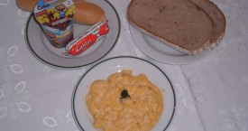 Míchaná vejce na cibulce, chléb, tavený sýr sm.krém, pečivo