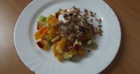 Ovocný salát s jogurtem a müsli